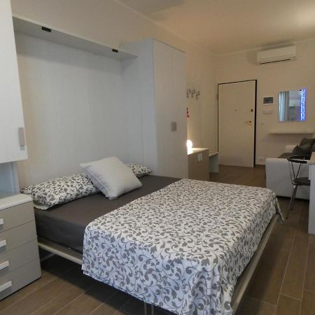 Metro Apartment Коленьо Екстериор снимка