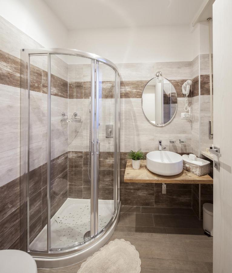 Metro Apartment Коленьо Екстериор снимка