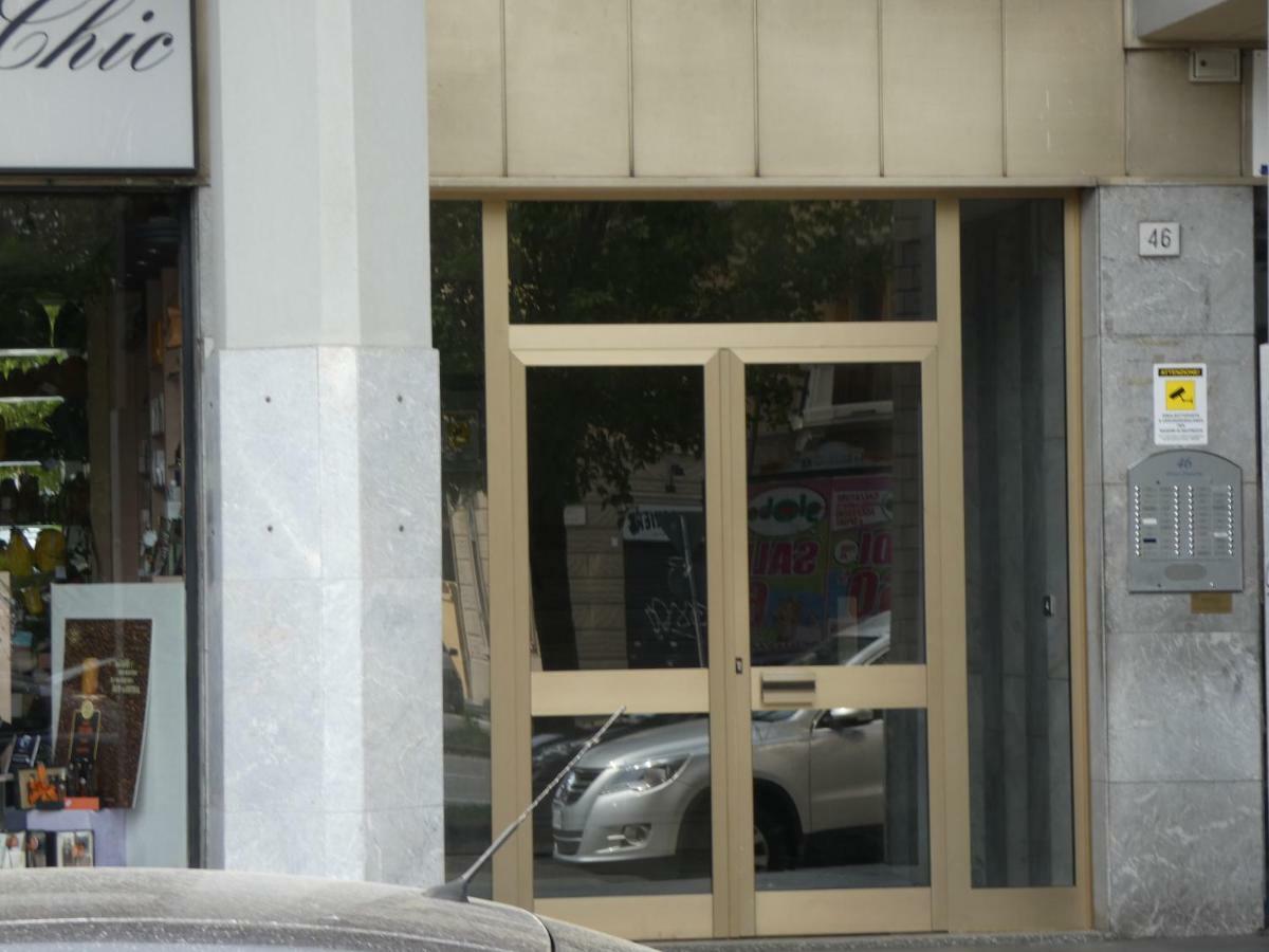 Metro Apartment Коленьо Екстериор снимка