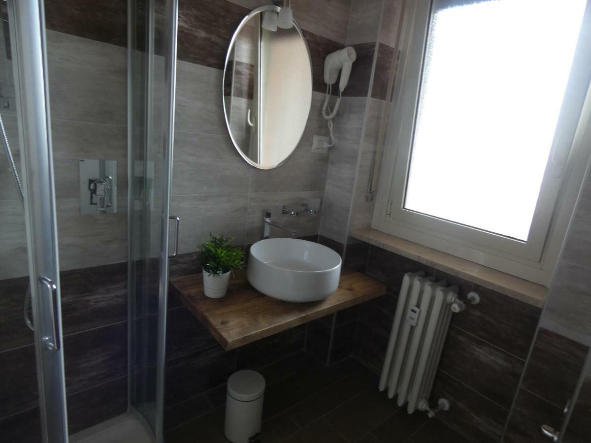 Metro Apartment Коленьо Екстериор снимка