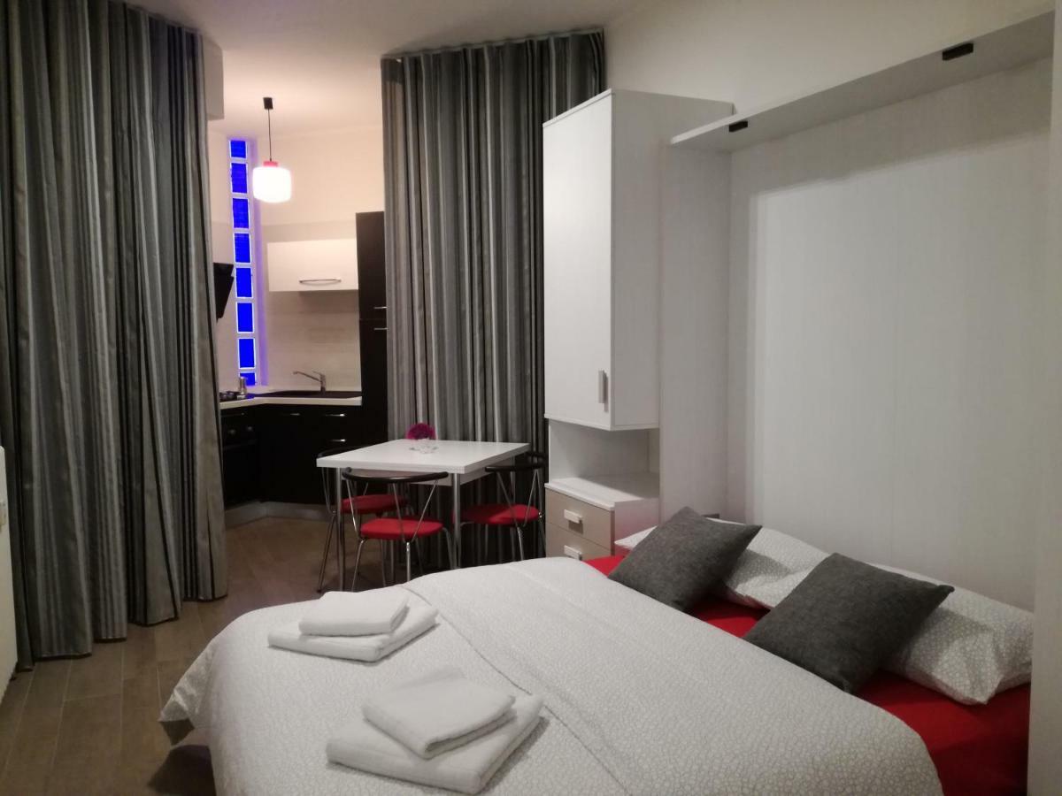 Metro Apartment Коленьо Екстериор снимка